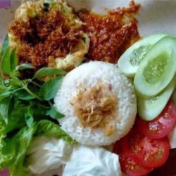 Nasi Sambel Telor Komplit Dengan Lalapan