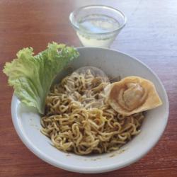 Indomie Goreng Topping Pangsit Goreng