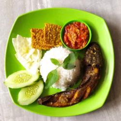 Lalapan Ikan Goreng (lele)  Nasi