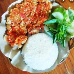 Lalapan Ayam Geprek Sambel Mateng Nasi.