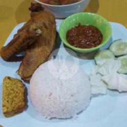 Nasi Dada Bebek Goreng   Sambal   Tempe/tahu   Lalapan