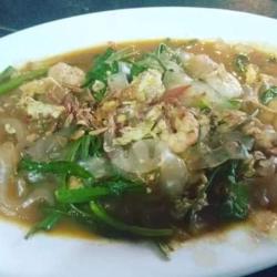 Kwetiau Tumis Kangkung Komplit