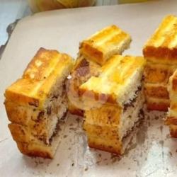 Roti Bakar (tiramisu - Strawbery)