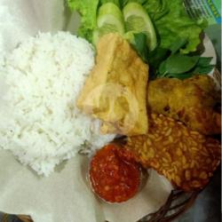 Nasi Ayam,tahu Goreng, Sambel