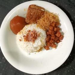 Nasi Uduk   Orek   Bihun   Semur Tahu   Semur Tempe / Kentang   Sambel   Kerupuk