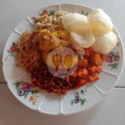 Nasi Kuning Pake Ayam Goreng Belado Marcopolo