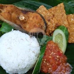 Lalapan Patin Goreng