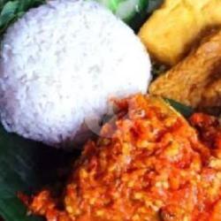 Ayam Penyet Pakai Nasi   Es Sirup Kurnia Pakai Susu