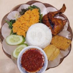 Lengkap4, Nasi, Ayam Bakar Kampung, Urap, Tahu Tempe, Sambal