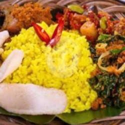 Nasi Kuning Ayam Goreng   Urap   Tempe Goreng   Lalapan Sambel