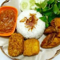 Lalapan Dada Ayam,tahu,tempe   Nasi