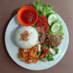 Nasi Rames Rendang Sapi