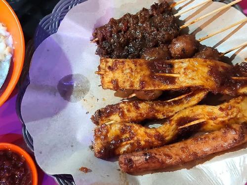 Angkringan blackPink, depan gerbang opi