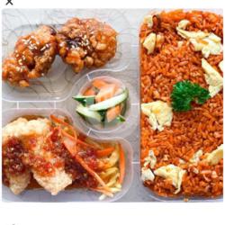 Nasi Goreng Merah Dengan Ayam Madu Dan Ikan Ala Thai