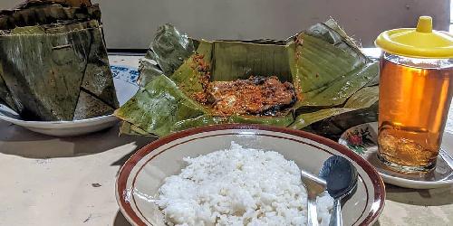 KULINER LEGENDARIS SRAGEN - Bothok Mercon Mbah Wiro.