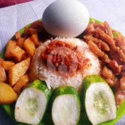 Nasi Telor Asin Orek Kentang Lalapan Sambal