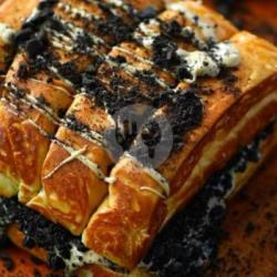 Roti Bakar Topping Oreo