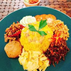 Nasi Kuning Sapi Suwir Pedas