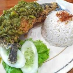 Ikan Nila Goreng Lalap Tahu/tempe Nasi Putih Sambel Ijo Si Kumis