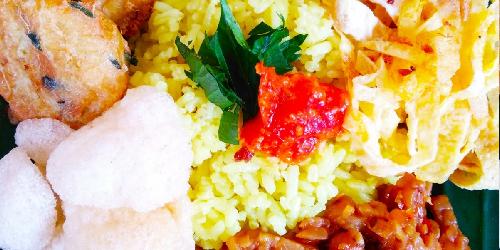 Nasi Kuning & Salad Buah Ilyas, Sanan