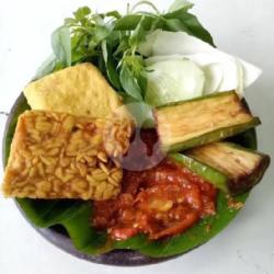 Lalapan Tempe Tahu Terong Sambal Mentah