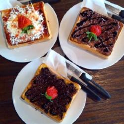 Roti Bakar Coklat / Keju / Stawberry / Madu