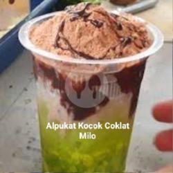 Es Alpukat Kocok Coklat Milo