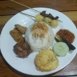 Nasi Uduk Telor Dadar Tahu Tempe Sambal Terasi Terong Timun Krupuk