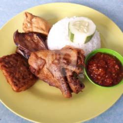 Bebek Goreng Lalapan   Nasi   Tahu Tempe Timun Terong