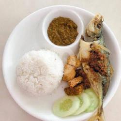 Ikan Selar Goreng   Nasi Uduk