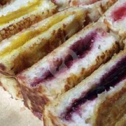 Roti Bakar Serikaya Strawberry