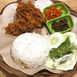 Nasi Lalapan Ayam Laos