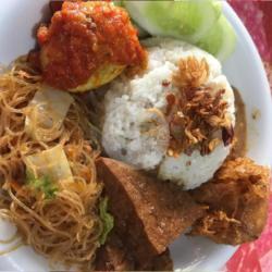 Paket Nasi Uduk   Telur Bulet Di Sambelin   Bihun / Mie   Orek Tempe   Semur(jengkol,tahu,tempe,kentang) Gorengan