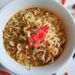 Mie Favorit Pelajar, Indomie Kuah Pedes Judes. Dengan Aroma Khas Dan Sambal Cabe Yang Sedap Wangi
