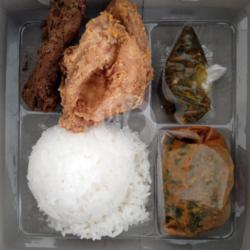 Nasi Box Rendang Daging Ayam Goreng