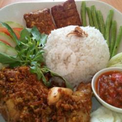 Nasi   Pecel Ayam   Tahu/tempe   Sambal   Kerupuk