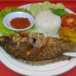 Nasi Penyetan Ikan Mujaer Mbok D