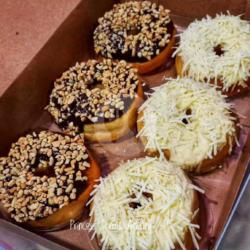 Donat Klasik Coklat Kacang Dan Keju Parut Isi 6