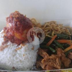 Nasi Campur Telur Ayam Masak Merah