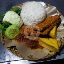 Nasi  Tahu Tempe Sambel Llpan