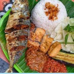 Lalapan Ikan Layang Nasi