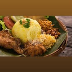 Nasi Kuning Betawi Pake Ayam Goreng (ayamnya Jumbo 1 Ekor Potong 4)