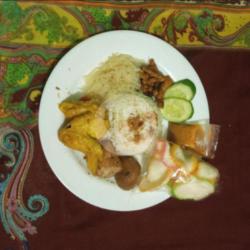 Nasi Uduk   Ayam Goreng  Semur