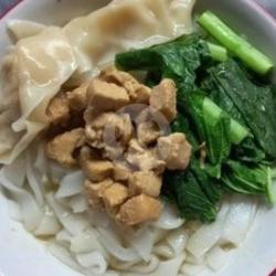 Kwetiau Ayam Kuah Pangsit