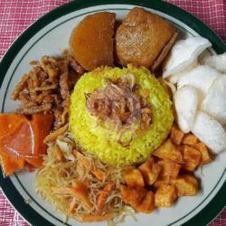 Nasi Kuning Semur Tahu Kentang.