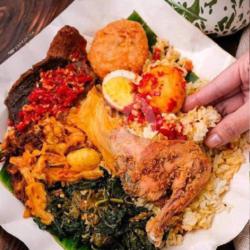 Paket. Nasi Ayam Goreng Telor Bulat Perkedel. Sayur Kuplit