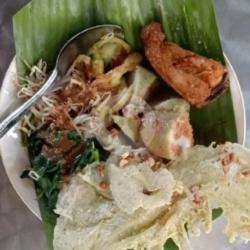 Lontong Pecel Ayam Goreng