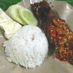 Nasi Penyetan Lele Di :es Milo