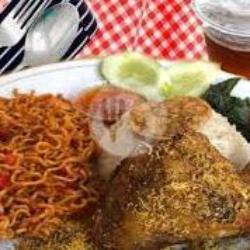 Indomie Ayam Goreng Serundeng