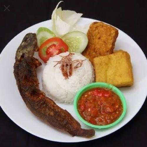 Nasi + Ikan Lele Goreng + Cah Kangkung + Tempe/Tahu Goreng + Sambal + Kerupuk